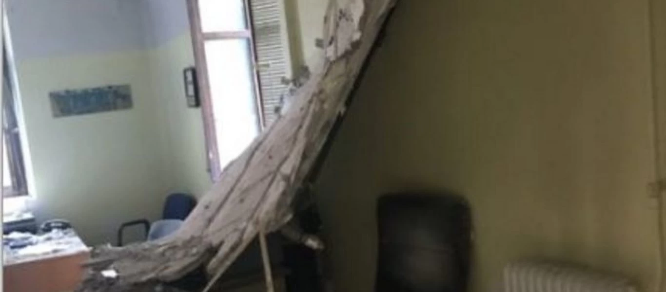 «Βρέχει σοβάδες» στο Ιπποκράτειο - Έπεσε το ταβάνι στα κεφάλια γιατρών (φώτο)